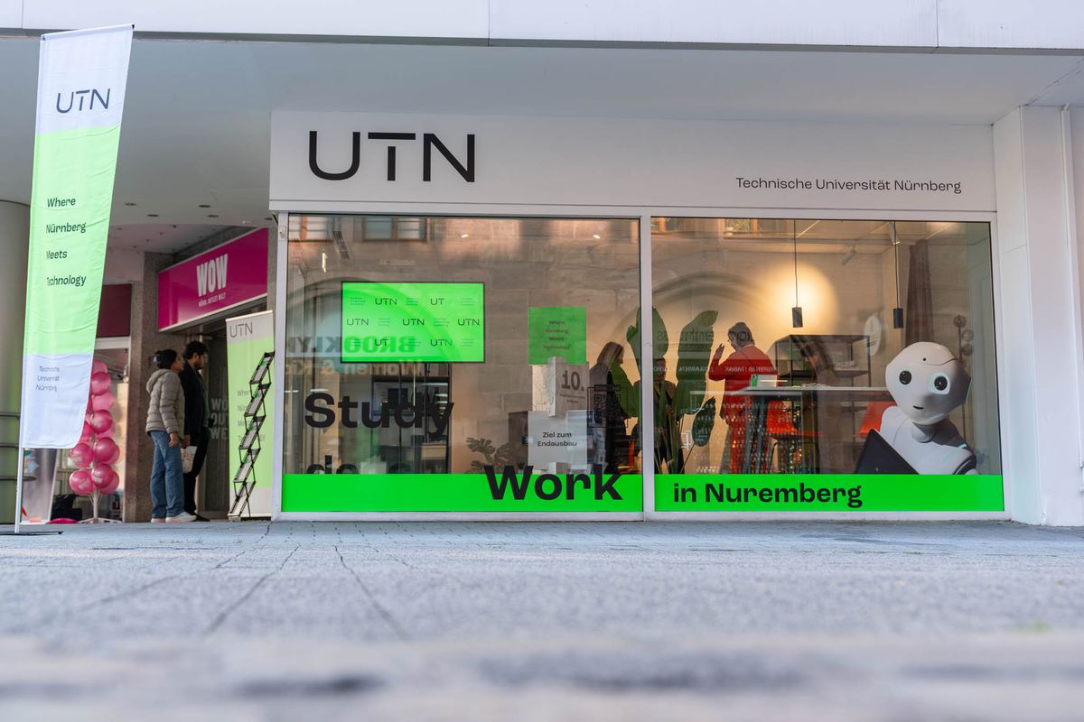 UTN Science Lounge von außen, Glasfront zur Straße